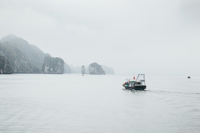 岩石形成附近的黑白船